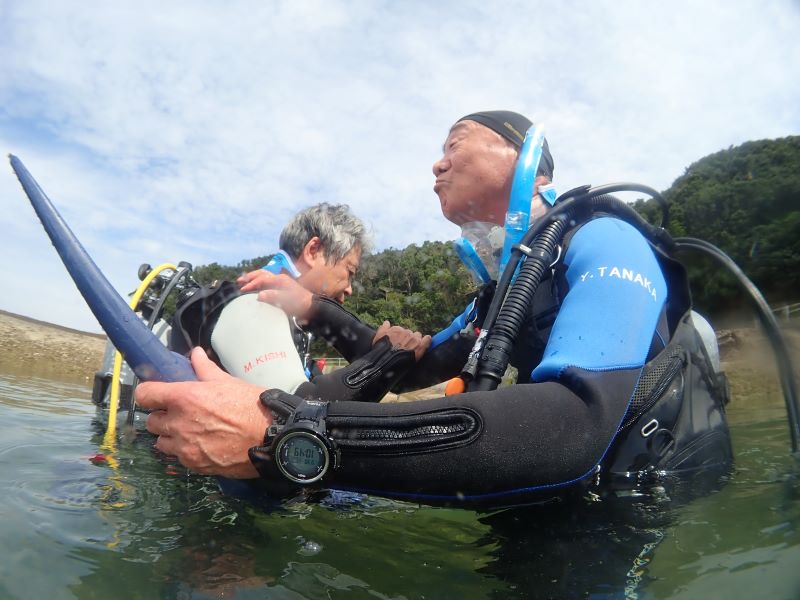 和歌山県田辺市で50代以上の方が参加するダイビングライセンス取得コース受講風景