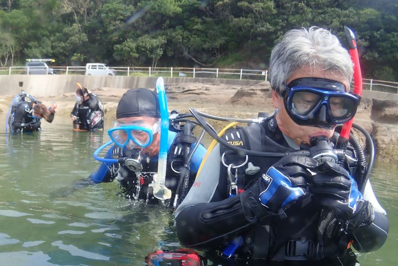 和歌山県田辺市で50代以上の方が参加するダイビングライセンス取得コース受講風景